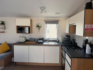 Cottage | Private kitchen | Cookware/dishes/utensils - Chappie's Caravan 1.0 (Rhyl)