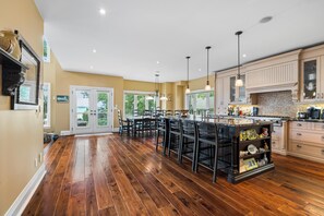 Fridge, microwave, oven, stovetop - 7 bed 5 bath Executive Home on Lake Simcoe (Innisfil)