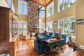 Smart TV, fireplace, books - 7 bed 5 bath Executive Home on Lake Simcoe (Innisfil)