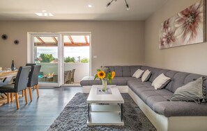 TV - Amazing apartment in Krnica (Krnica)