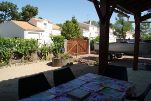Outdoor dining - Family vacation home - beach 200m (La Tranche-sur-Mer)