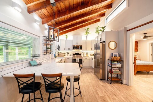 The Cabin – 3BR Log Retreat w/Outdoor Bar & Grill