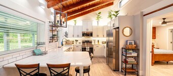 The Cabin – 3BR Log Retreat w/Outdoor Bar & Grill