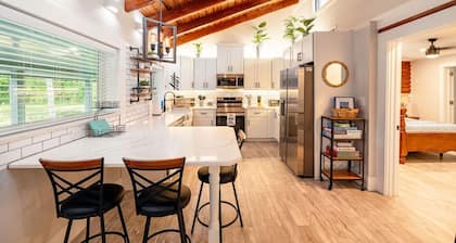 The Cabin – 3BR Log Retreat w/Outdoor Bar & Grill