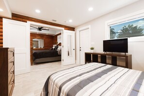 3 bedrooms, desk, iron/ironing board, travel cot - The Cabin – 3BR Log Retreat w/Outdoor Bar & Grill (Jupiter)