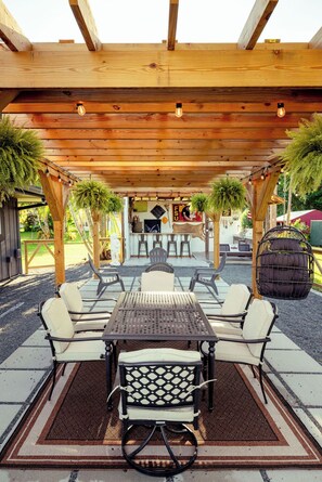 Outdoor dining - The Cabin – 3BR Log Retreat w/Outdoor Bar & Grill (Jupiter)