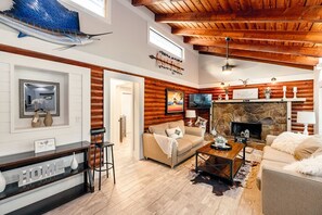 Smart TV, books - The Cabin – 3BR Log Retreat w/Outdoor Bar & Grill (Jupiter)