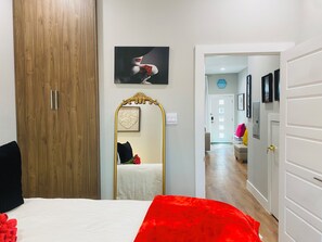 1 habitación, tabla de planchar con plancha, wifi y ropa de cama 