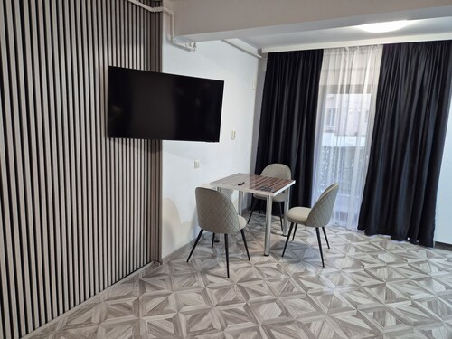 Lovely 1-bedroom apartment with AC in charming Târgu Jiu
Elegant Central Studio