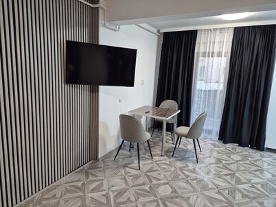 Lovely 1-bedroom apartment with AC in charming Târgu Jiu
Elegant Central Studio