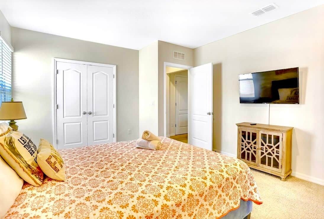 7 bedrooms, iron/ironing board, WiFi, bed sheets