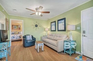 TV, offices - Dog Friendly Beach Access Sleeps 6 Hangout Nearby (Gulf Shores)