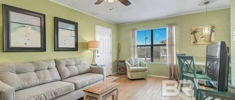 Een televisie en een kantoor