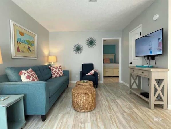TV, offices - Pet Friendly Beach Access Sleeps 6 Hangout Nearby (Gulf Shores)