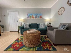 TV, offices - Pet Friendly Beach Access Sleeps 6 Paradise Isle (Gulf Shores)