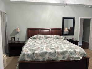 A bedroom with a bed, a nightstand, a lamp, a mirror, and a door. - Master’s Rental - 2 weeks 3 bed/2bath - 3 miles from golf course Augusta, GA (Augusta)