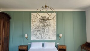A bedroom with a bed, two bedside tables, a wall-mounted lamp, and a ceiling light fixture. - Guest House Manoir de Salleviale Conques en Rouergue Aveyron (Conques-en-Rouergue)