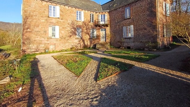 A stone building with a courtyard, featuring a central staircase and multiple windows. - Guest House Manoir de Salleviale Conques en Rouergue Aveyron (Conques-en-Rouergue)