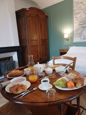 1 bedroom, desk, free WiFi, bed sheets - Guest House Manoir de Salleviale Conques en Rouergue Aveyron (Conques-en-Rouergue)