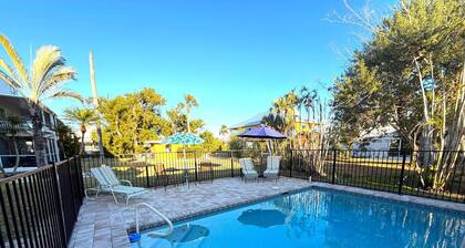 Beachy Poolside Guest House Retreat