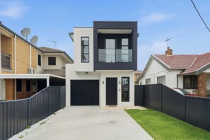 Exterior - Modern 4 bedrom home, Walk to shops & Station in Canley Heights (Canley Heights)