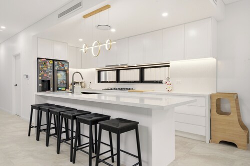 Modern 4 bedrom home, Walk to shops & Station in Canley Heights