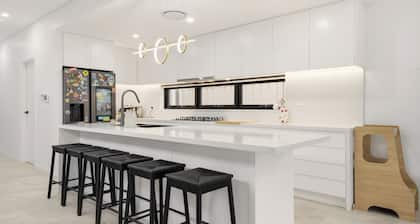 Modern 4 bedrom home, Walk to shops & Station in Canley Heights