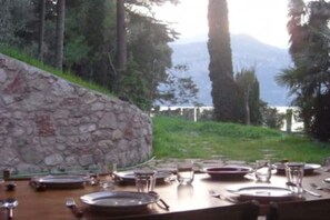 Outdoor dining - Sopri House - Relaxation and Lake View, Private Garden and Veranda (Malcesine)