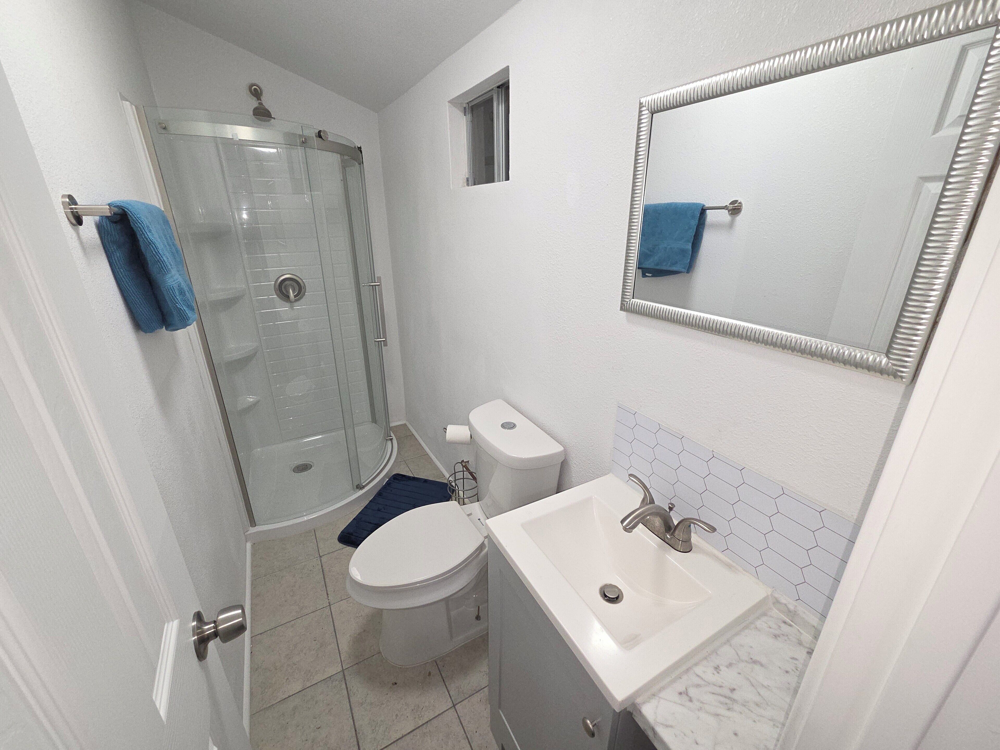 Een douche, een haardroger, handdoeken, zeep