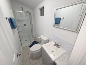 Een douche, een haardroger, handdoeken, zeep