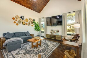 TV - Modern 2BR Near Lake Somerville & Round Top (Somerville)