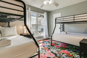 3 bedrooms, iron/ironing board, Internet, bed sheets - Dogs Welcome! Savannah Escape w/ Fenced-In Yard (Savannah)