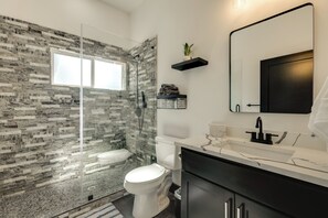 Hair dryer, towels - ‘Roo's Hideaway’ Modern 3BR Near Round Top & A&M! (Somerville)