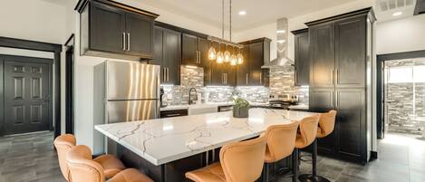 Fridge, microwave, stovetop, dishwasher