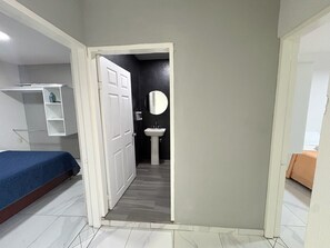 Klassiek appartement, 3 slaapkamers, terras | Een strijkplank/strijkijzer, gratis wifi