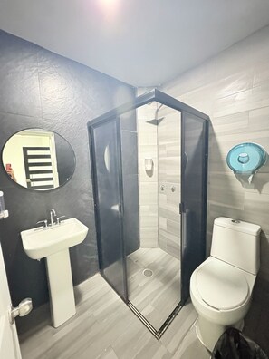 Apartamento clásico, 3 habitaciones, patio | Baño