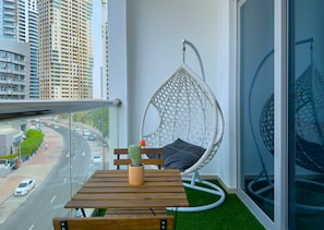 Outdoor dining - First Line Canal View Studio (Dubai)