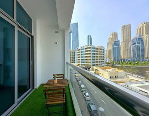 Outdoor dining - First Line Canal View Studio (Dubai)