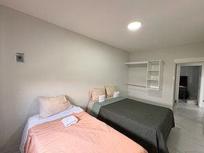 Cortinas blackout, ferros/tábuas de passar roupa, Wi-Fi de cortesia