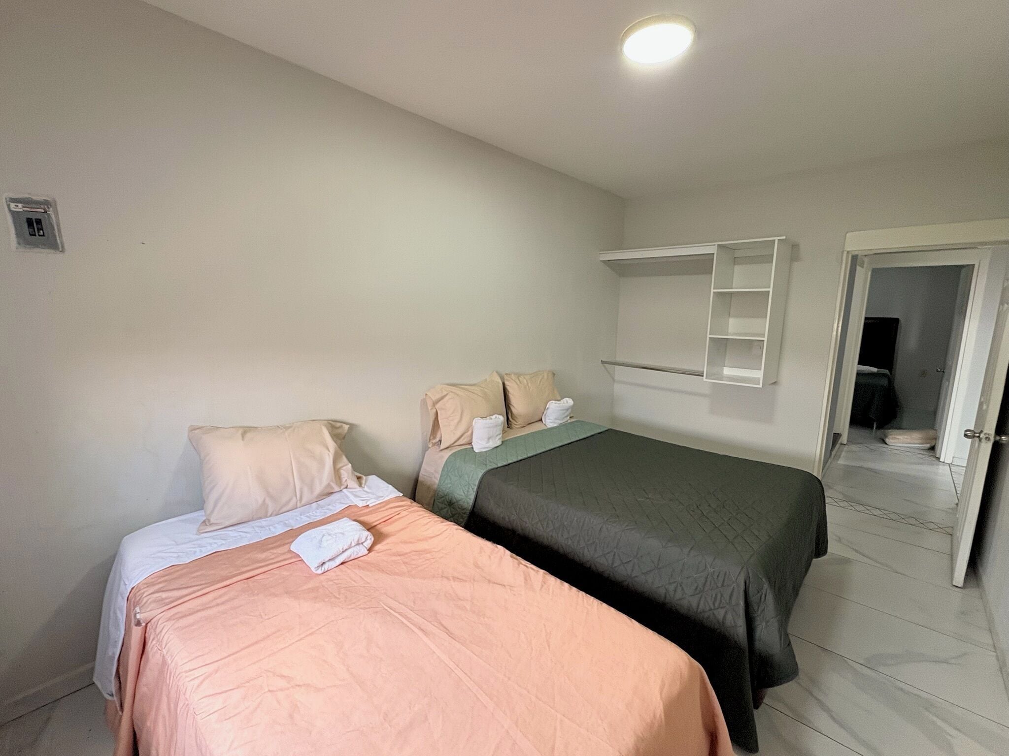 Verduisterende gordijnen, een strijkplank/strijkijzer, gratis wifi