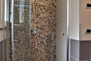 Regadera, secadora de cabello, bidet, toallas 