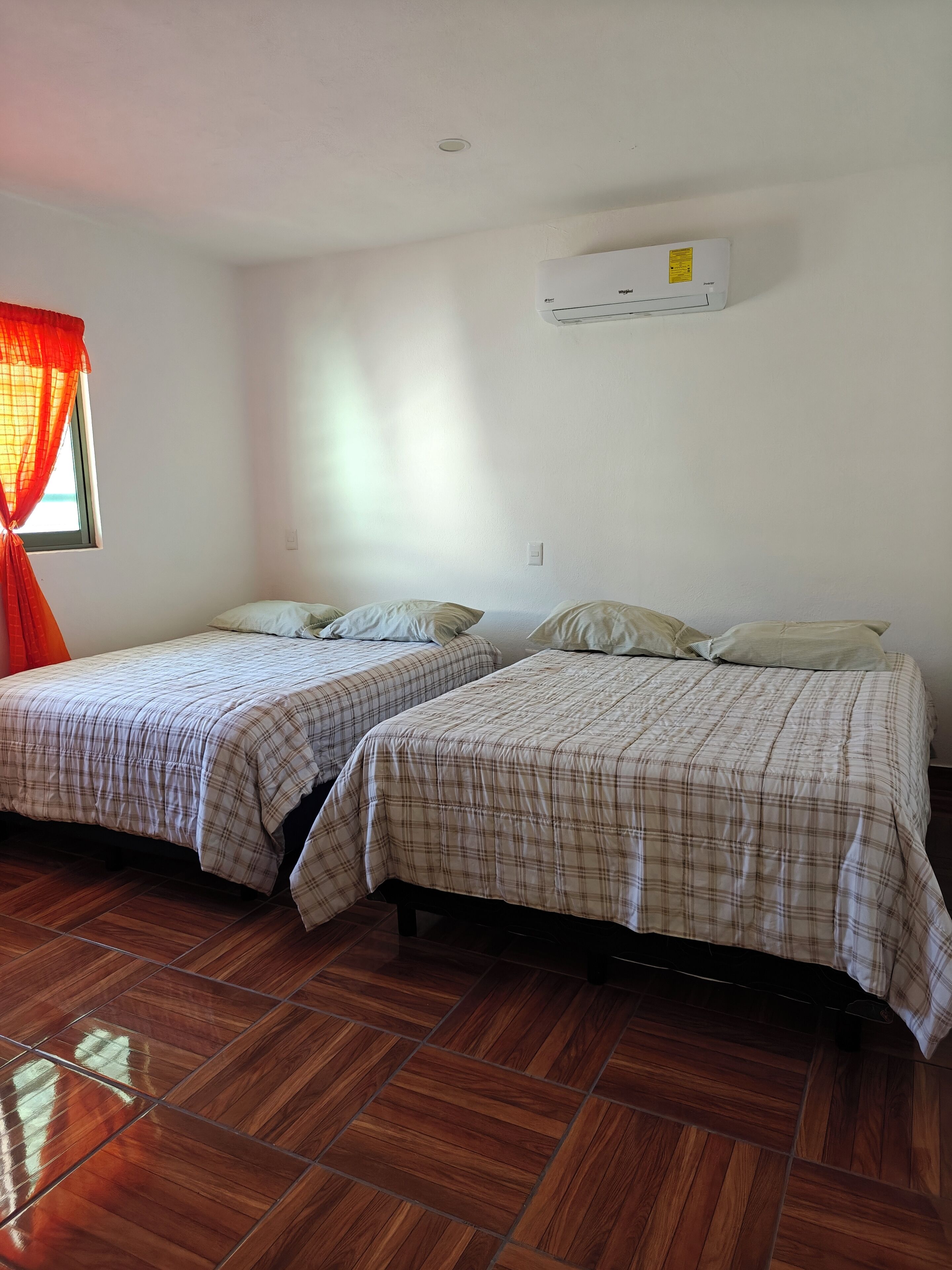 5 bedrooms, iron/ironing board, Internet, bed sheets