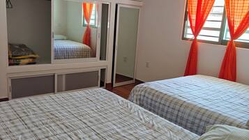 5 bedrooms, iron/ironing board, Internet, bed sheets