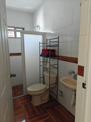 Shower, hair dryer, towels, soap - Aticama Creek House (Aticama)