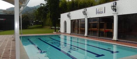 Hồ bơi ngoài trời