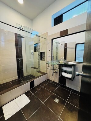 Junior Suite, Garden View | Bathroom | Shower, rainfall showerhead, towels, soap - Romeral Club Campestre (La Estrella)