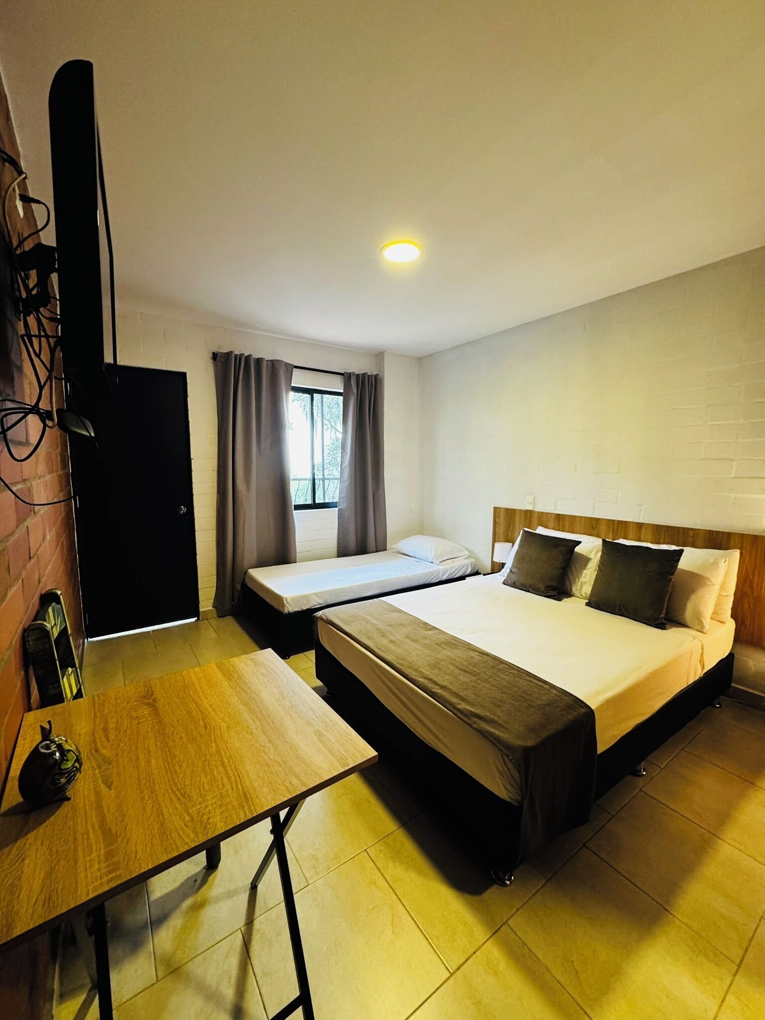 Classic-Dreibettzimmer, Gartenblick | Schreibtisch, laptopgeeigneter Arbeitsplatz, kostenloses WLAN