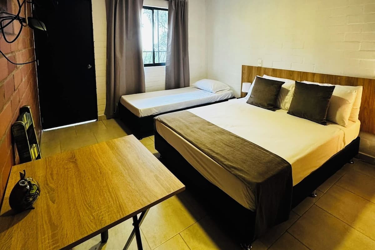 Classic-Dreibettzimmer, Gartenblick | Schreibtisch, laptopgeeigneter Arbeitsplatz, kostenloses WLAN