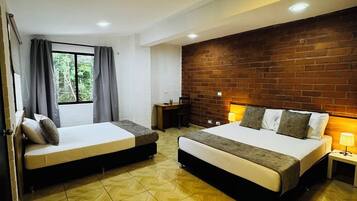 Camera Classic, vista giardino | Una scrivania, postazione laptop, Wi-Fi gratuito, lenzuola