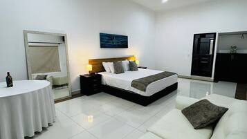 Suite – junior, hageutsikt | Skrivebord, skrivebord for bærbar PC, wi-fi (inkludert) og sengetøy